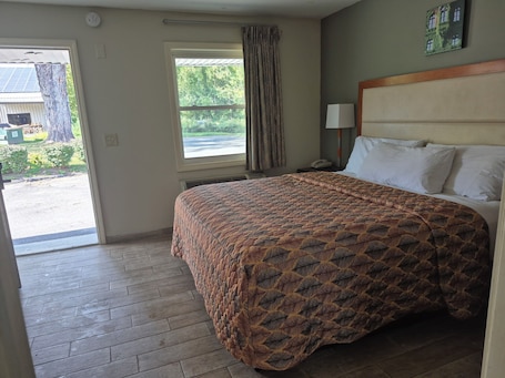 Room, 1 King Bed | Soundproofing, free WiFi, bed sheets