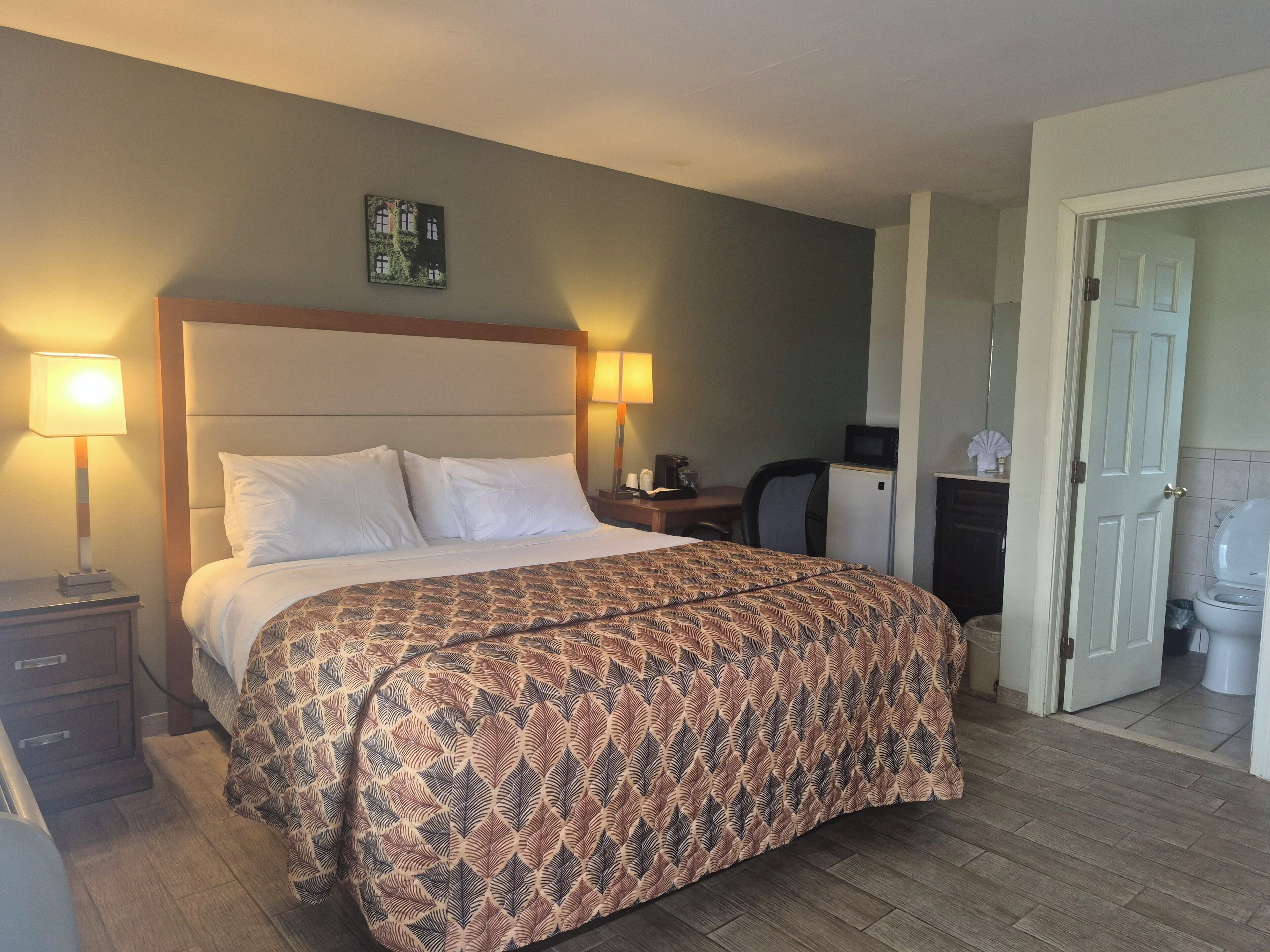 Habitación, 1 cama de matrimonio grande | Sistema de insonorización, wifi gratis, ropa de cama