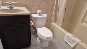 Un baño con lavabo, inodoro y bañera.