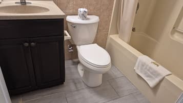 Standard Room, 2 Double Beds | Baño | Secador de pelo y toallas