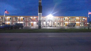 Fachada da propriedade à noite