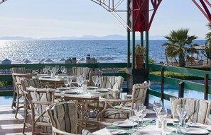 7 restaurants, serveren ontbijt, lunch, diner, internationale gerechten