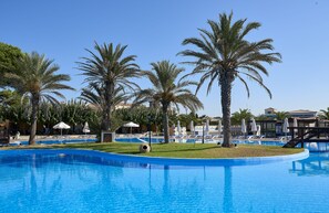 2 udendørs pools, parasoller, liggestole