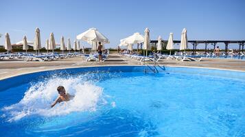 2 piscine all'aperto, ombrelloni da piscina, lettini