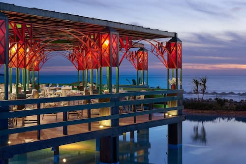 7 restaurants; breakfast, lunch, and dinner served