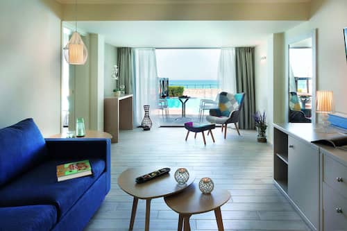 Suite (Sea Front - Sharing Pool)