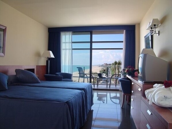 Minibar y caja de seguridad en la habitación 