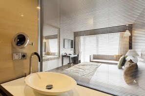 Shower, rainfall showerhead, designer toiletries, hair dryer - Quentin Berlin Hotel (Berlin)