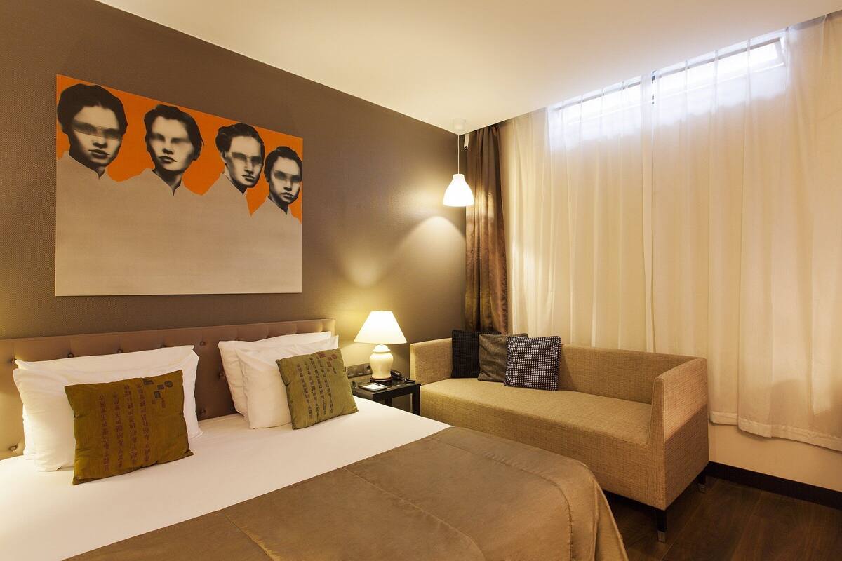 Classic Budget Double Room (in the basement) | Minibar, una cassaforte in camera, una scrivania, tende oscuranti