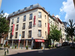 Front of property - Beverly Hills Hotel (Brussels)
