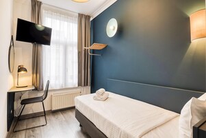 Economy-enkeltværelse (Annex building) | Skrivebord, mørklægningsgardiner, strygejern/strygebræt, gratis Wi-Fi