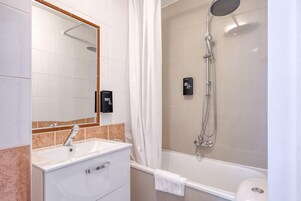 Economy-enkeltværelse (Annex building) | Badeværelse | Gratis toiletartikler, hårtørrer, håndklæder