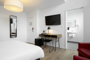 Desk, blackout curtains, iron/ironing board, free WiFi - Beverly Hills Hotel (Brussels)