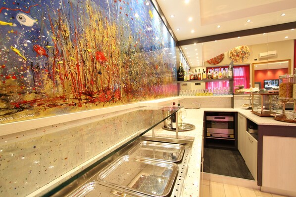 Dîner servi sur place, spécialités Cuisine italienne, vue sur le jardin 