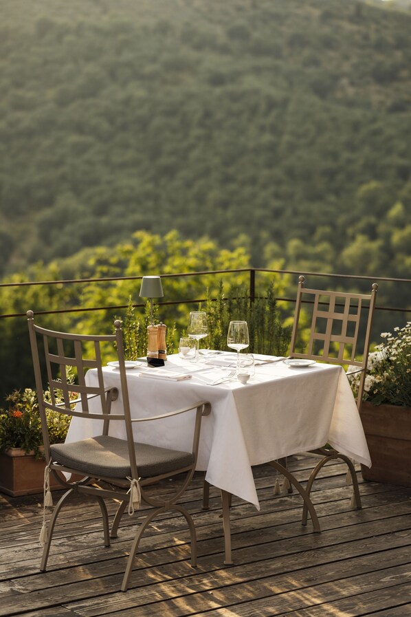 Mesa para dos con vistas a un paisaje boscoso.