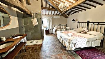 Borgo Superior | 1 camera, biancheria da letto di alta qualità, minibar, una scrivania