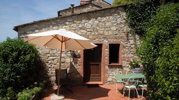 Borgo Suite with private garden | 1 camera, biancheria da letto di alta qualità, minibar, una scrivania