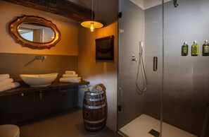Borgo Superior | Bathroom | Free toiletries, hair dryer, slippers, towels