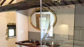 Borgo Superior | Baño | Amenidades de baño gratuitas, secadora de cabello, pantuflas, toallas
