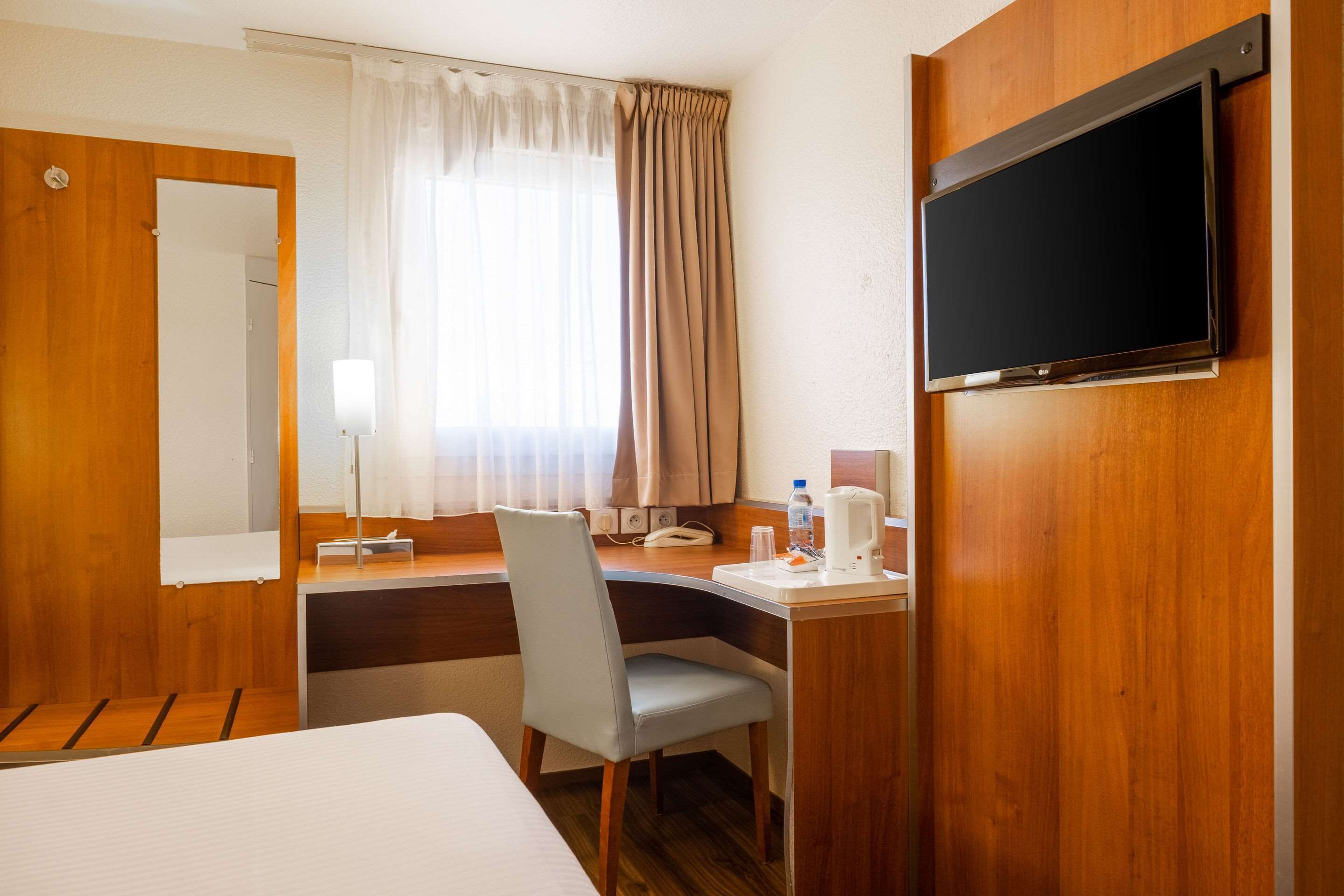 standard room, 1 queen bed, non smoking | desk, soundproofing, iron/ironing board, free cots/infant beds