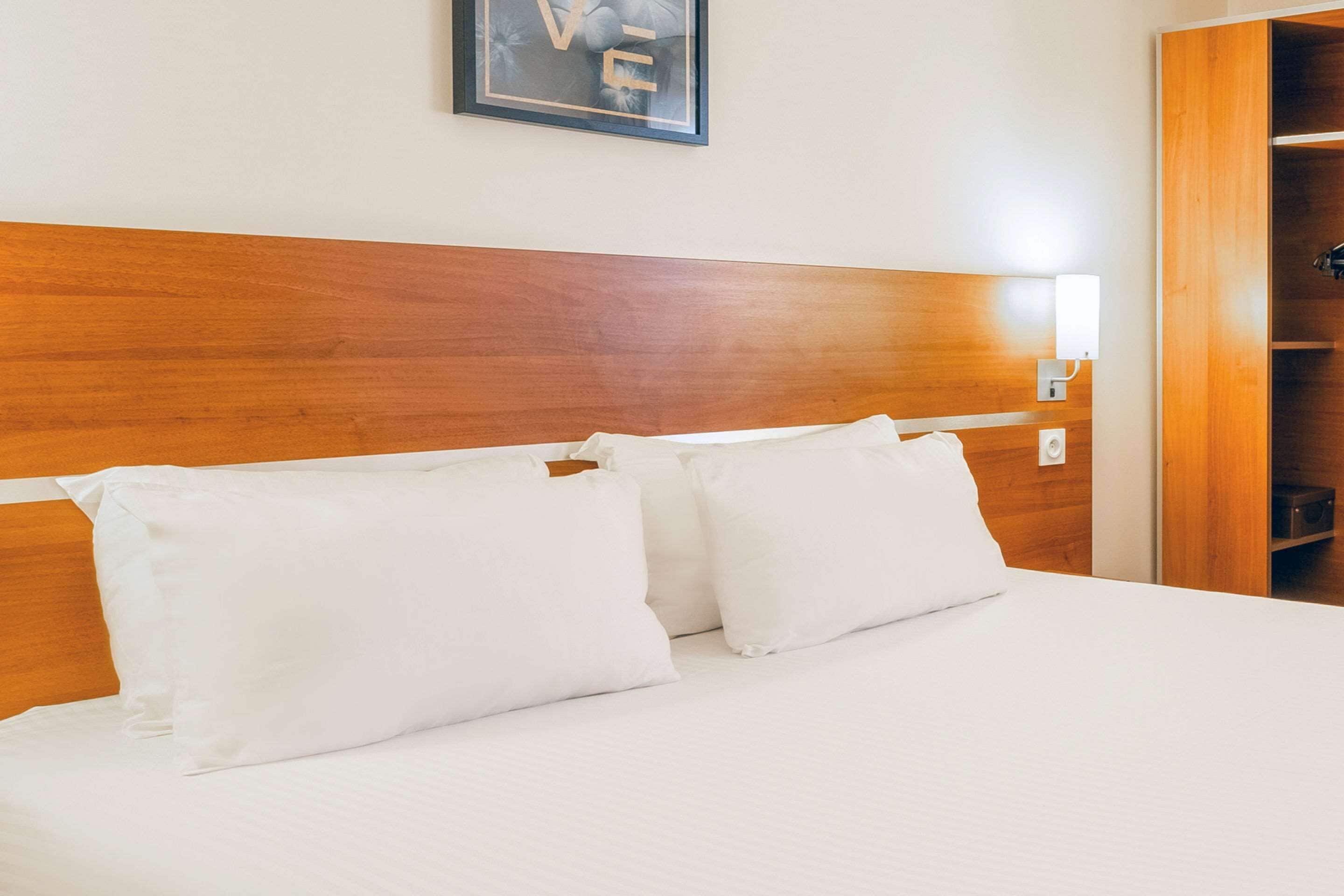 standard room, 1 queen bed, non smoking | desk, soundproofing, iron/ironing board, free cots/infant beds