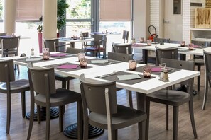Petit déjeuner buffet servi tous les jours en supplément