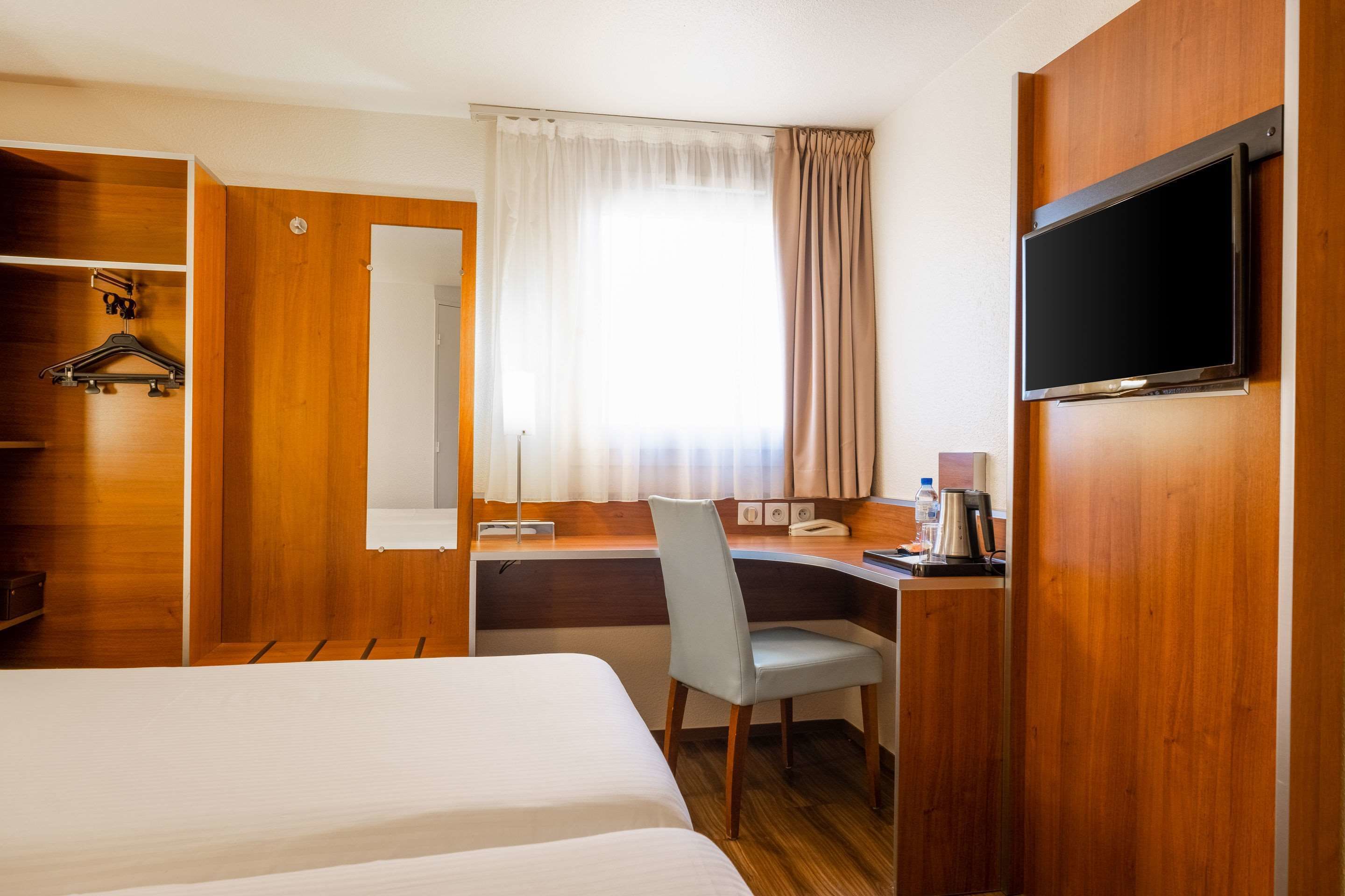 standard room, 2 single beds, non smoking | desk, soundproofing, iron/ironing board, free cots/infant beds