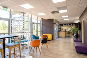 Lobby - Comfort Hotel Aeroport Lyon St Exupery (Colombier-Saugnieu)