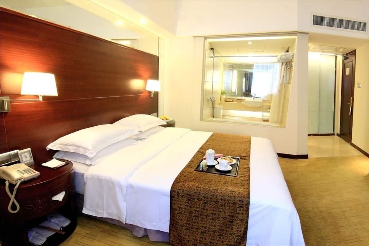 Standard Room, 1 King Bed | In-room safe, desk, iron/ironing board, free WiFi