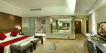 俱乐部客房, 1 张特大床, 吸烟房 | 客房内保险箱、办公桌、熨斗/熨衣板、免费 WiFi