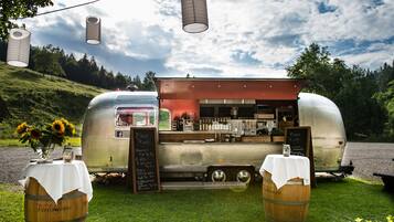 Café da manhã, almoço e jantar; culinária internacional