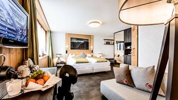 Quarto casal superior | Frigobar, escrivaninha, Wi-Fi de cortesia, roupa de cama