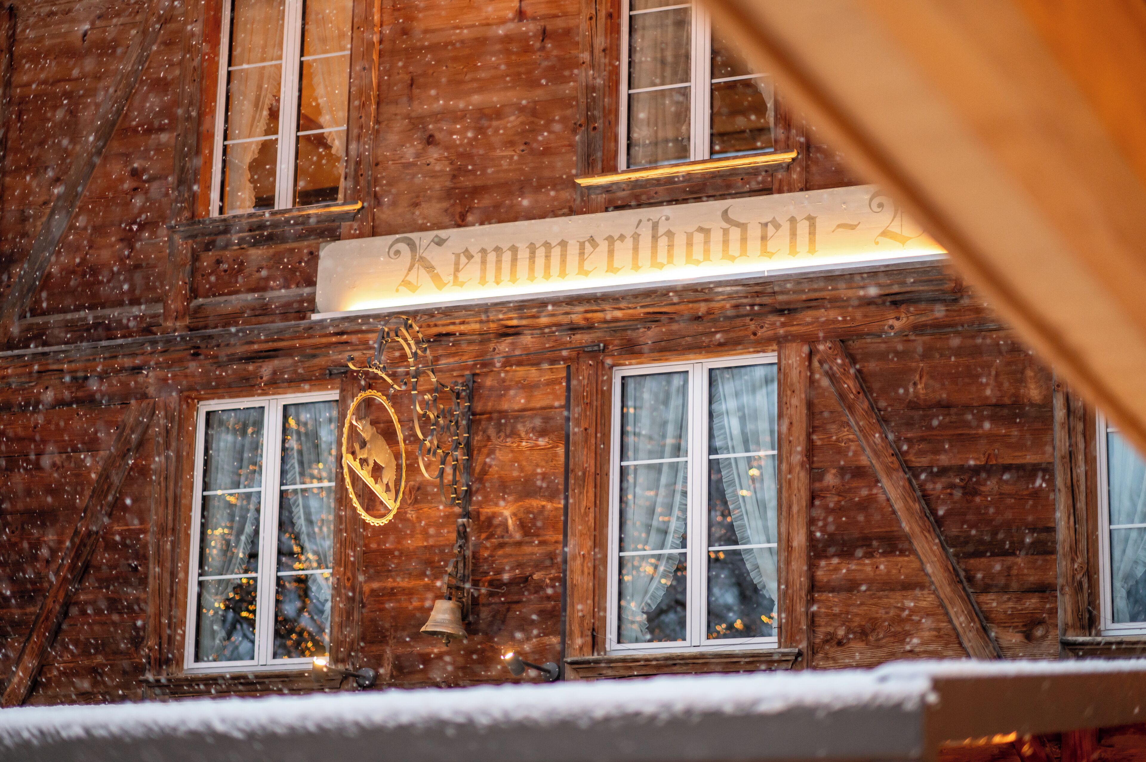 Un edificio de madera con un letrero que dice "Kemmeribaden".