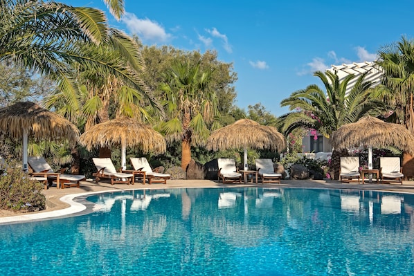 Outdoor pool, pool umbrellas, sun loungers
