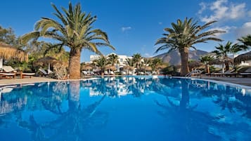 Piscine extérieure, parasols de plage, chaises longues