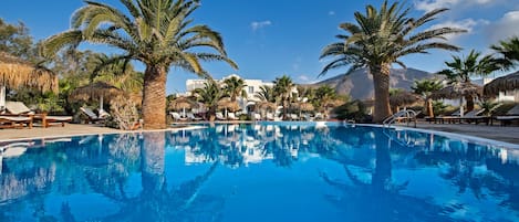 Piscine extérieure, parasols de plage, chaises longues