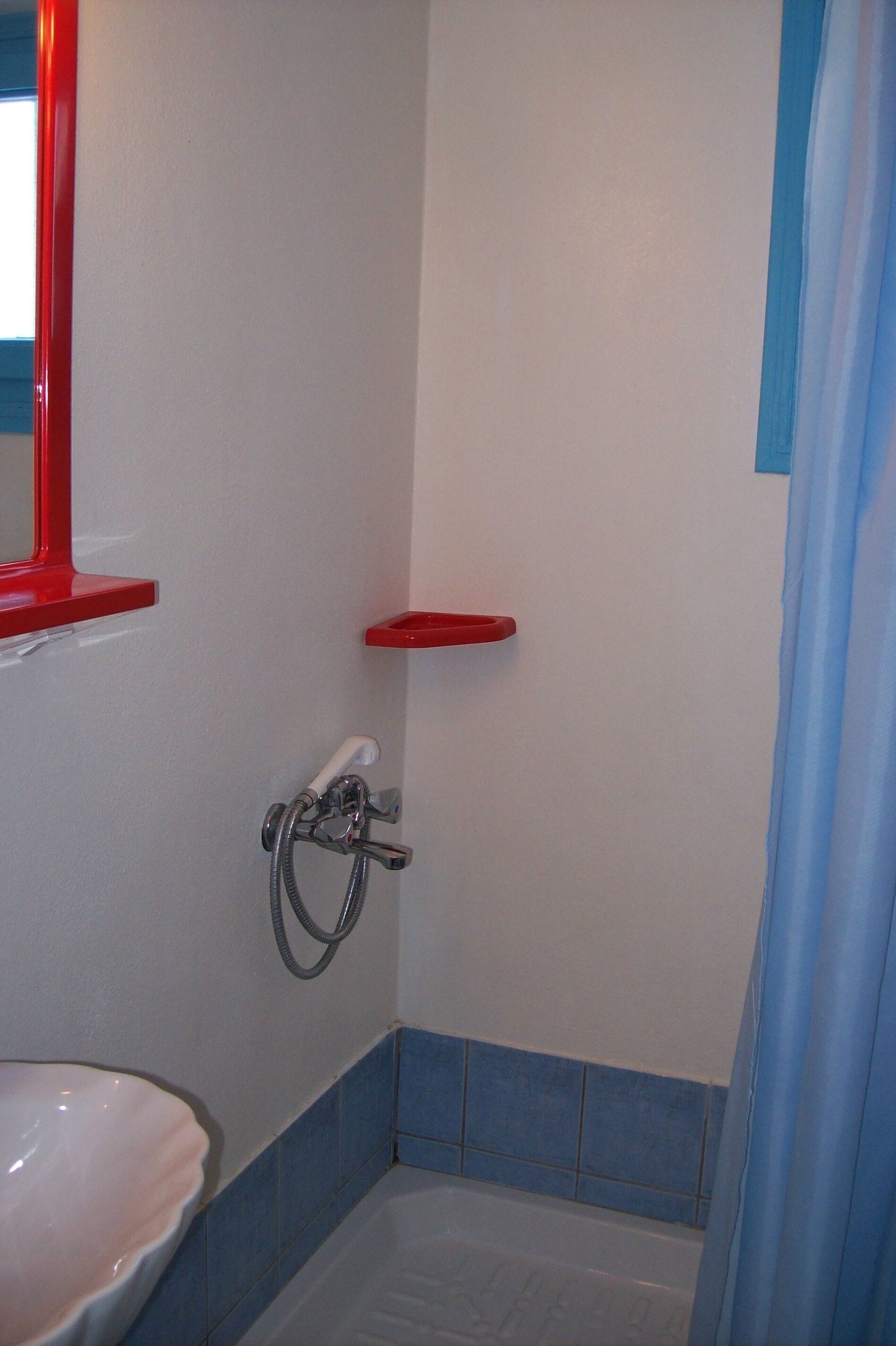 economy double room (annex) | bathroom | shower, free toiletries, hair dryer, towels