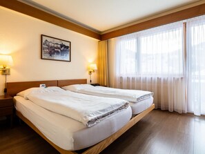 迷你吧、客房内保险箱、办公桌、免费 WiFi