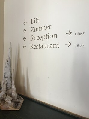 A directional sign with arrows pointing to 'Lift', 'Zimmer', 'Reception', and 'Restaurant'. - Hotel Danilo-Pianta (Surses)