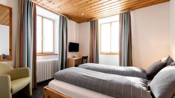 Doppia Comfort | 1 camera, copriletto in piuma, una cassaforte in camera, una scrivania