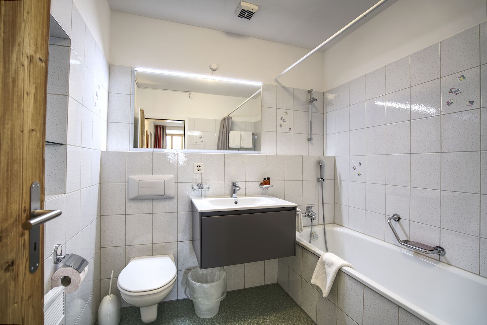 junior suite | bathroom | free toiletries, hair dryer, towels