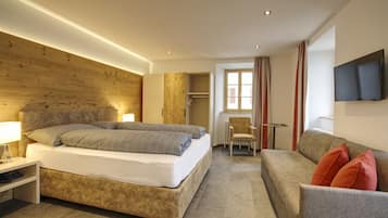 Suite junior | 1 habitación, edredón, caja de seguridad en la habitación y escritorio