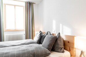 Habitación Confort doble | Edredones de plumas, caja fuerte, escritorio y wifi gratis