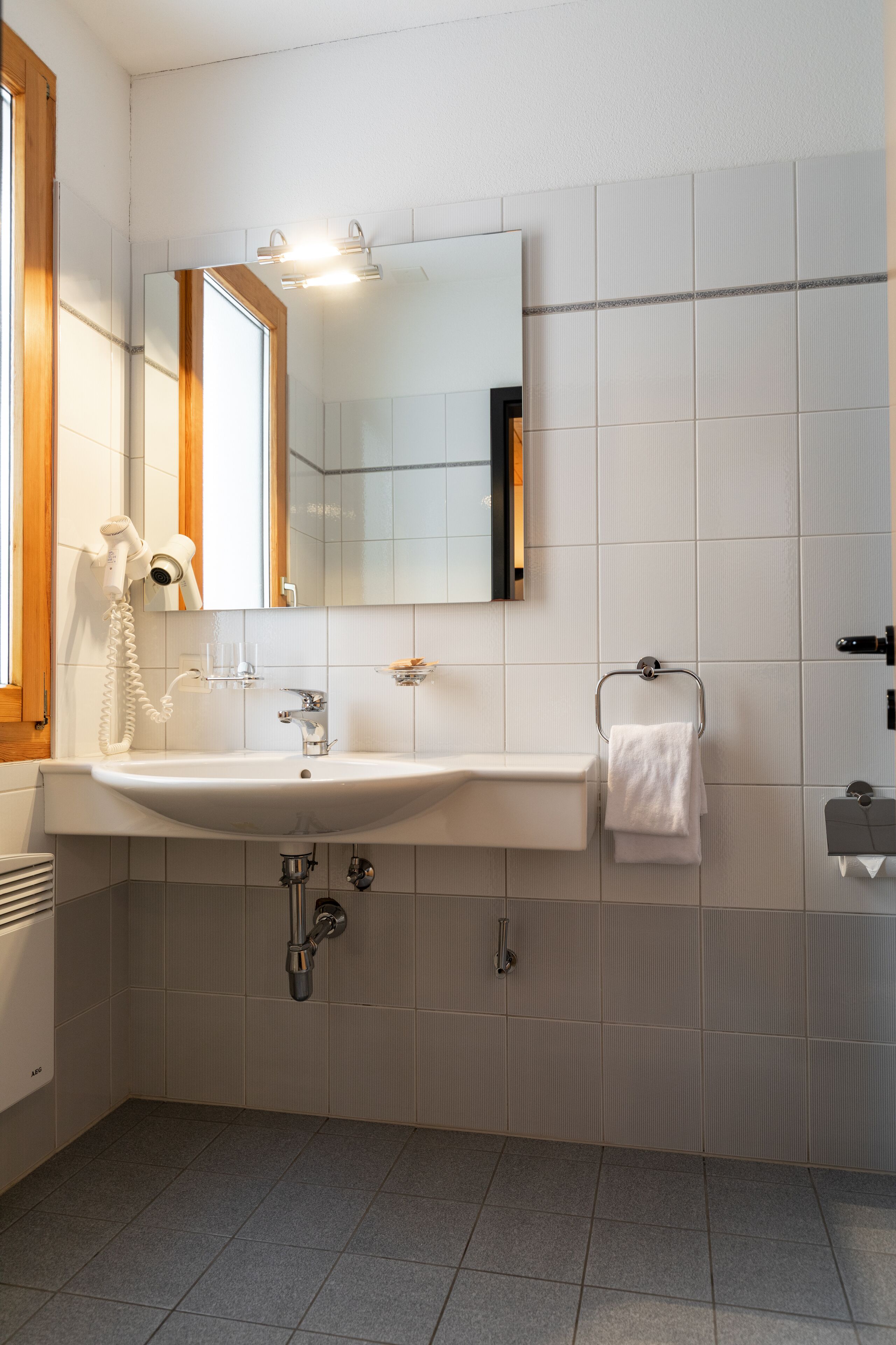 standard double room | bathroom | free toiletries, hair dryer, towels
