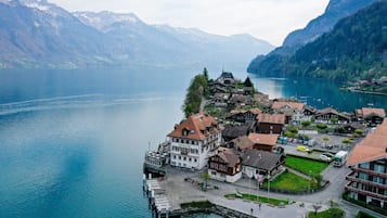 Un pueblo a orillas del lago con arquitectura tradicional, un muelle y barcos.
