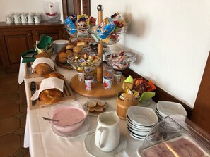 Free daily buffet breakfast - Hotel Central (Agarn)
