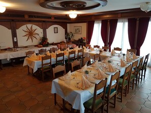 Family dining - Hotel Central (Agarn)