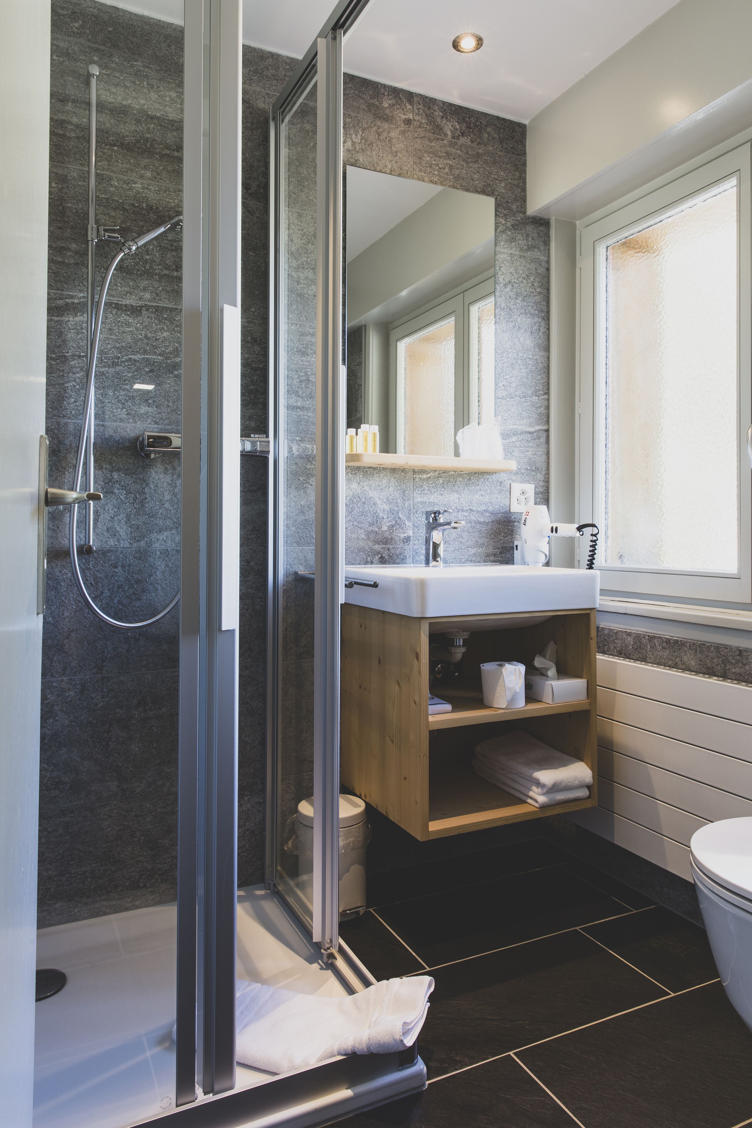 Shower, free toiletries, towels