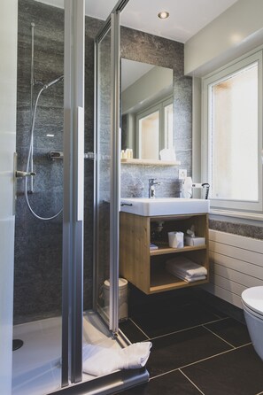 Douche, articles de toilette (gratuits), serviettes fournies