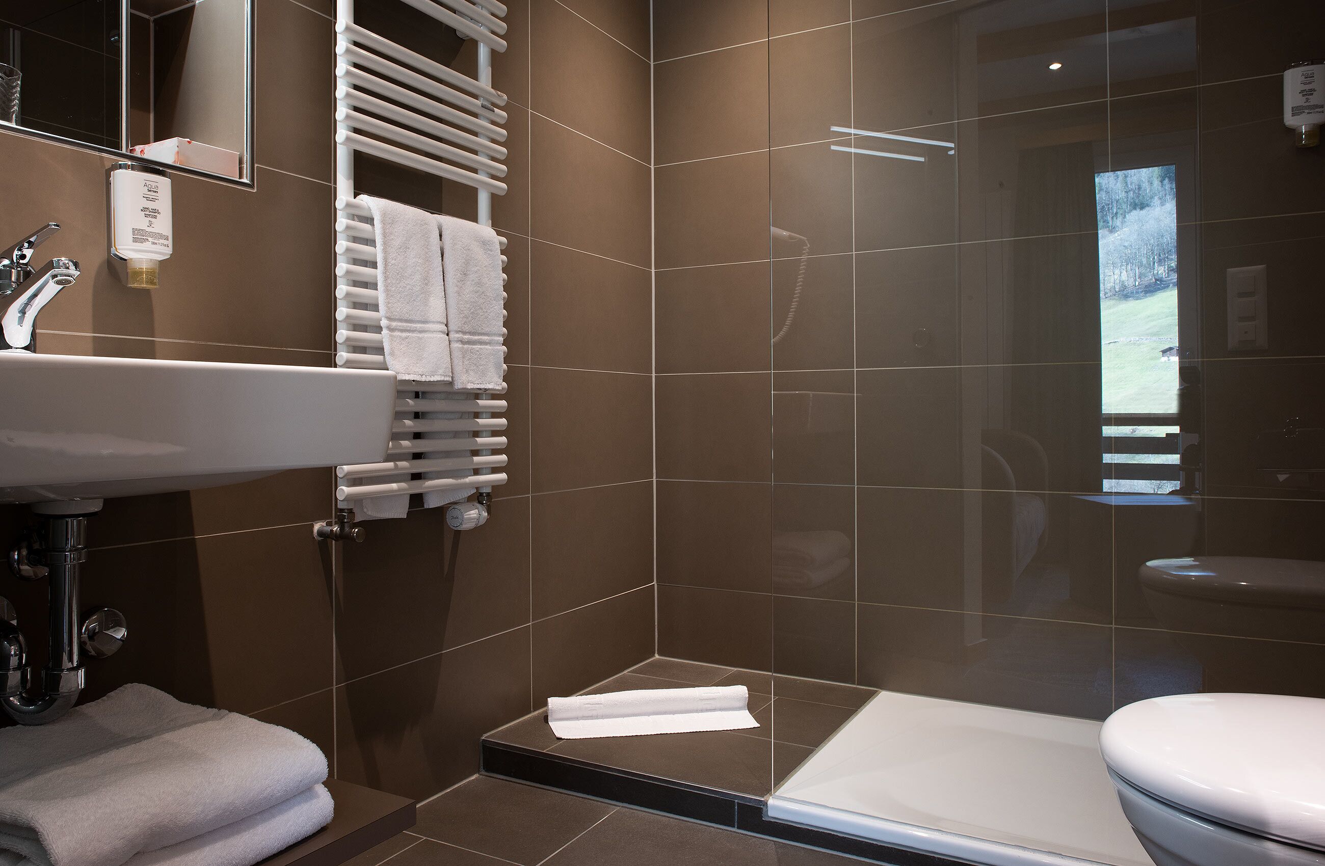 Ein modernes Badezimmer mit Dusche, Toilette und Waschbecken.